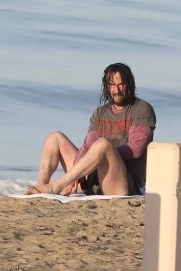 *PREMIUM-EXCLUSIVE* Keanu Reeves flashes his bare butt while drying off after a dip in the ocean