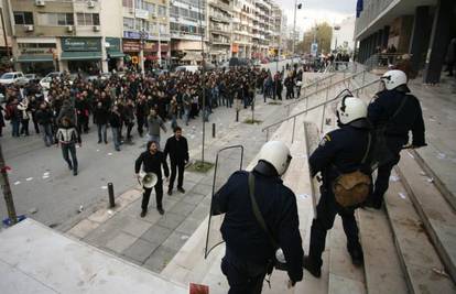 Školarci prosvjeduju pred zgradom atenske policije