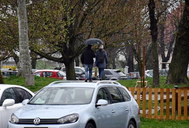 Slavonski Brod:  Kišno i tmurno proljetno poslijepodne na gradskim ulicama