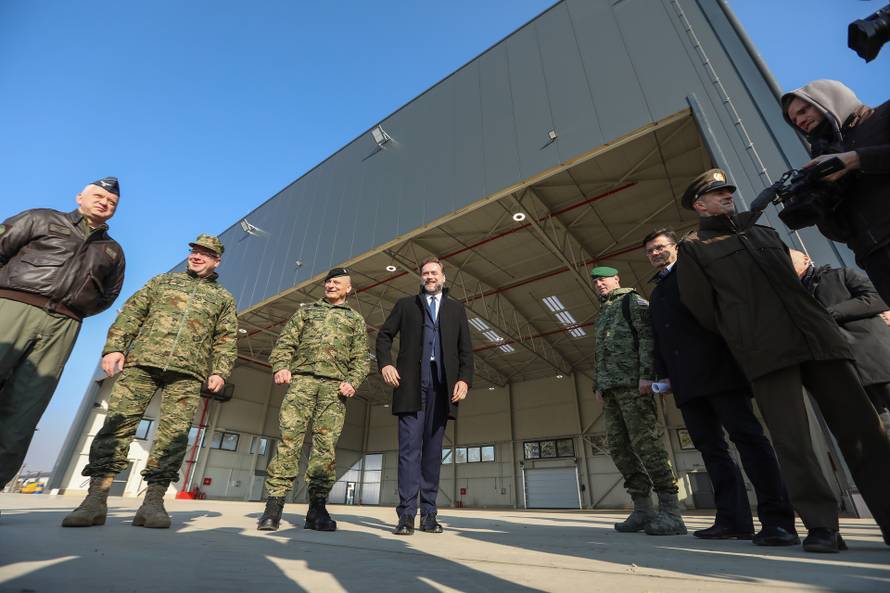 Zagreb: Ministar Banožić u Lučkom obišao radove na hangarima za helikoptere Blackhawk