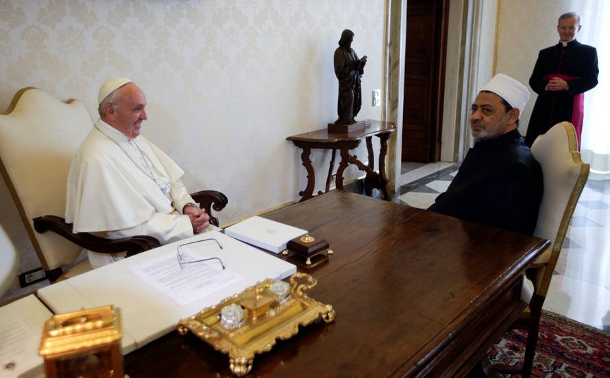 Pope Francis meets Sheikh Ahmed Mohamed el-Tayeb, Egyptian Imam of al-Azhar Mosque, at the Vatican