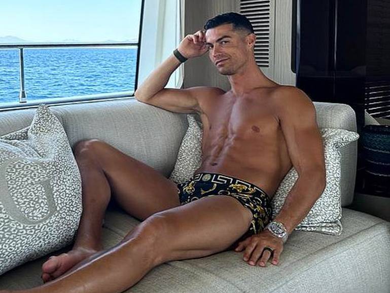 Ronaldo pokazao pločice i tamni ten, a obožavatelji su primijetili nešto drugo: 'Zašto ih lakiraš?'