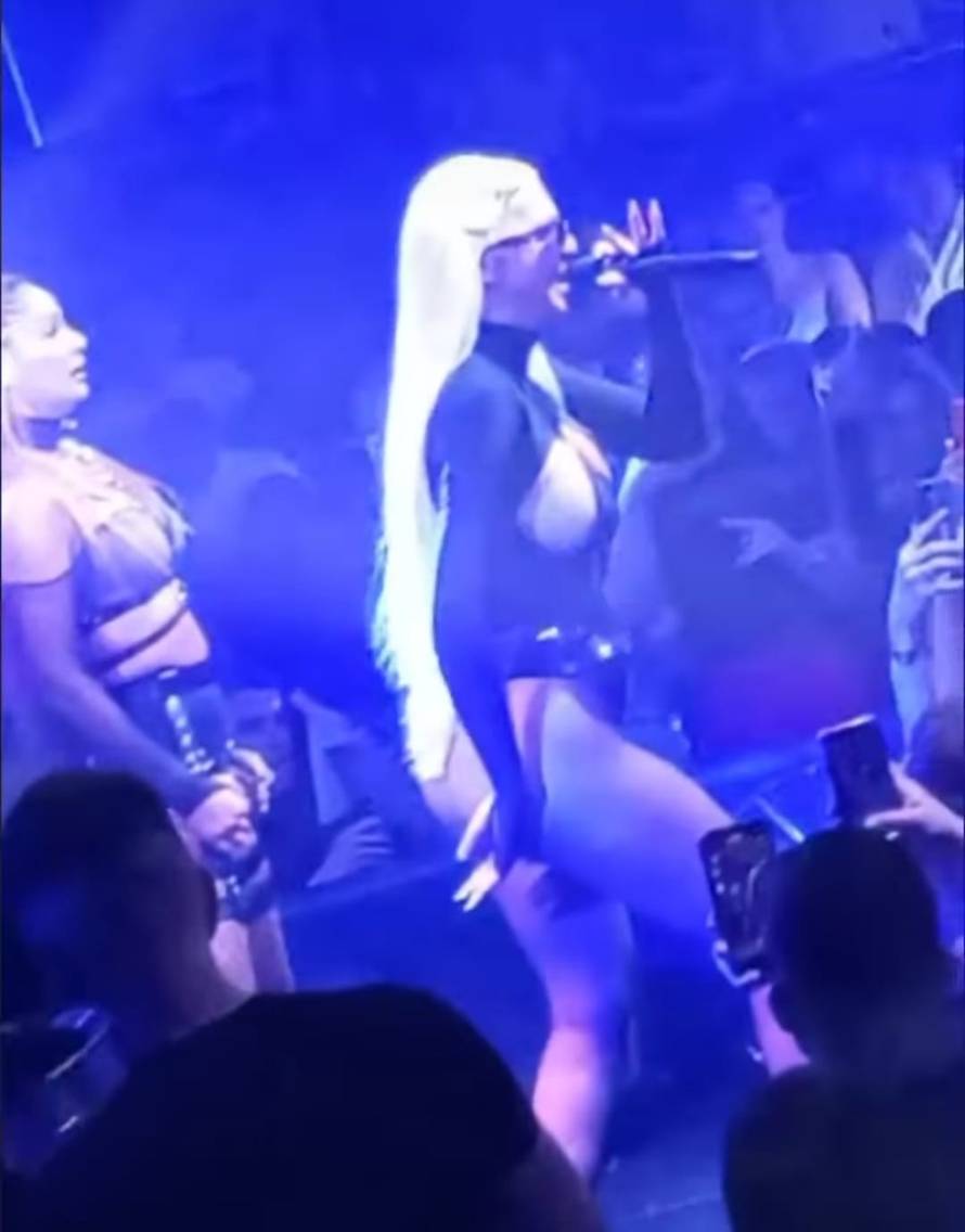 Karleuša u golišavom izdanju nastupila u klubu u Zagrebu, jedva je obuzdavala bujne grudi