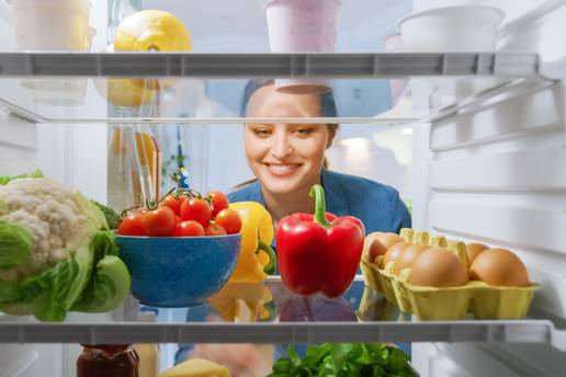 Ljeti je dobar raspored hrane u hladnjaku vrlo važan! Znate li kamo smjestiti koju namirnicu?