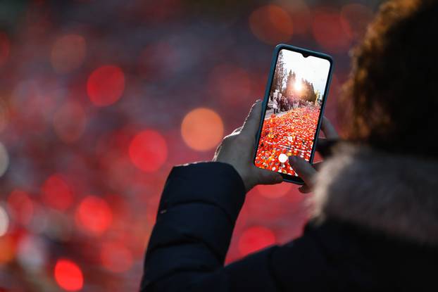 Građani u večernjim satima na groblju Mirogoj pale svijeće za svoje najmilije