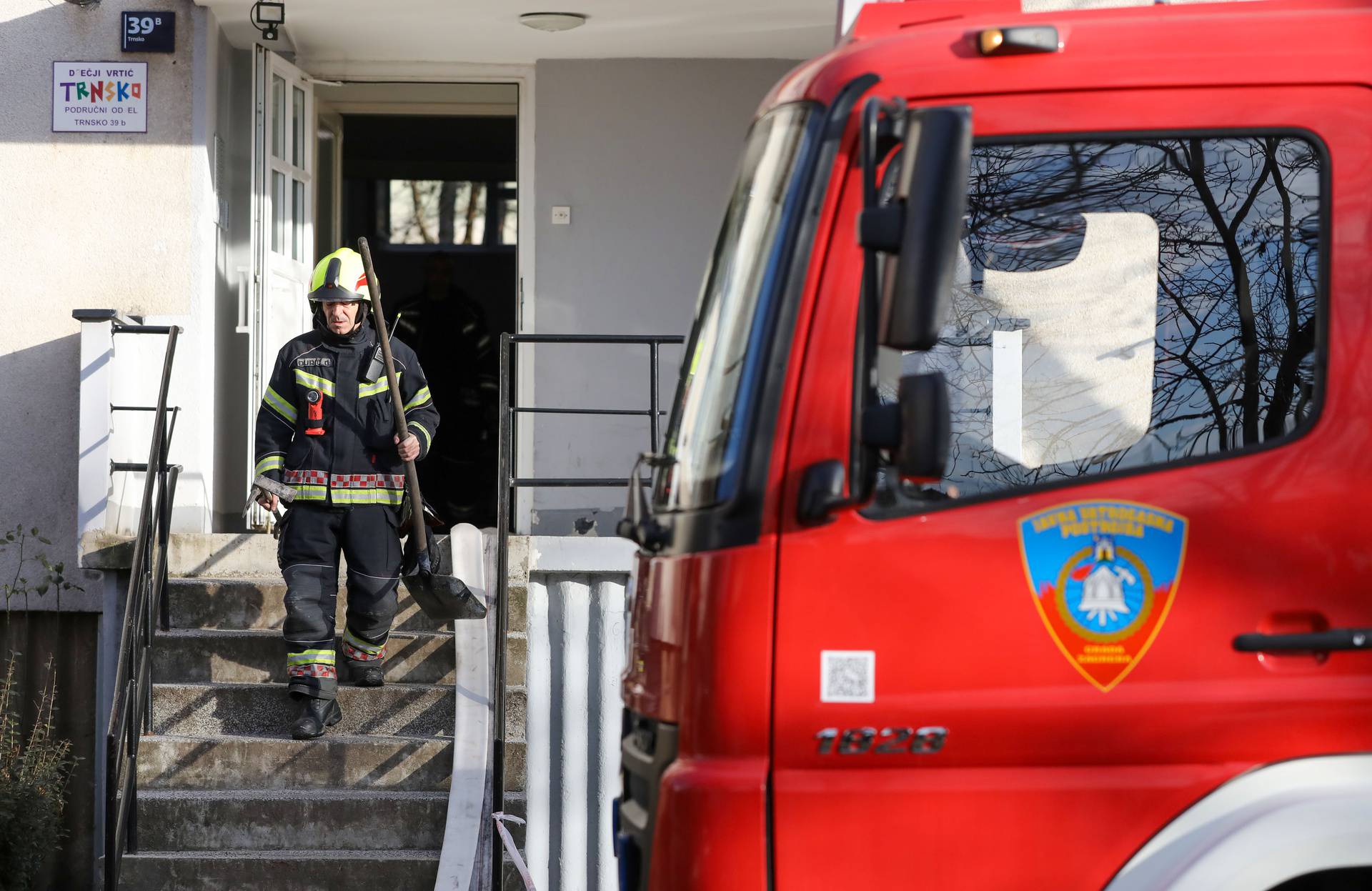 Izbio požar u stanu u zagrebačkom naselju Trnsko 