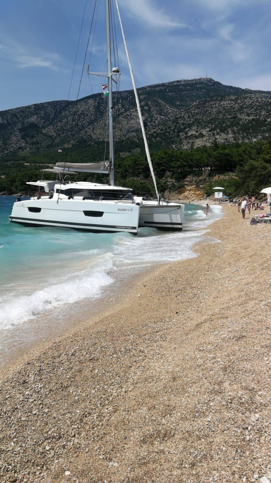 VIDEO Katamaranom se nasukali na plažu na Braču