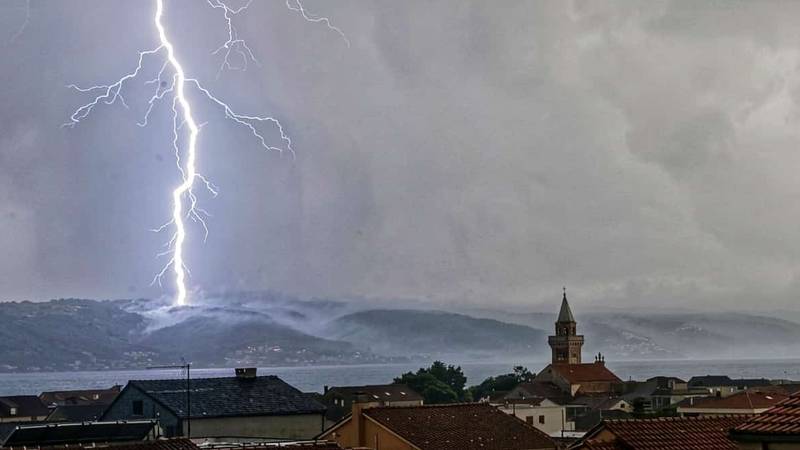 Snimili udar munje nakon koje je izbio ogroman požar na Čiovu