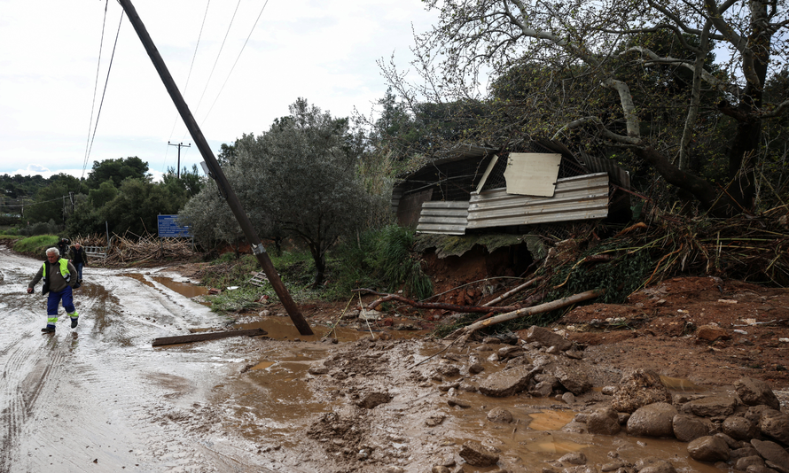 FOTO Prometni kolaps u Grčkoj: Poljak se utopio kod Atene, a Kretu 'obojio' pijesak iz Sahare