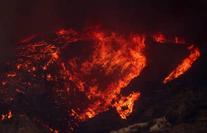 Novi šumski požari izbijaju kod Los Angelesa: 'Izgleda kao da je eksplodirala dimna bomba...'