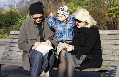 Gwen Stefani hrani ptice u šetnji sa suprugom i sinom