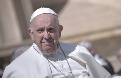 Papa proveo još jednu noć u bolnici: 'Sve je dobro prošlo'