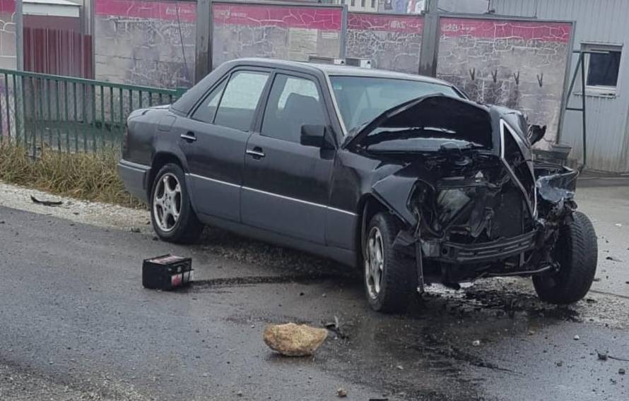 Nije stao na prijelazu: U naletu vlaka lakše ozlijeđen vozač auta