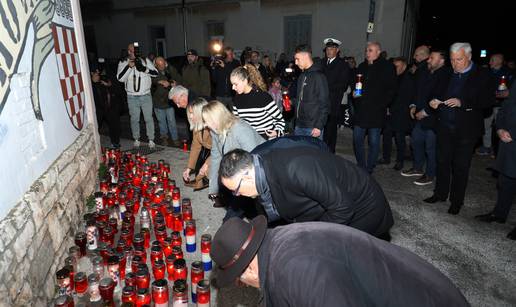 FOTO Svijeće i mimohod u Puli, pridružili su im se i motociklisti: 'I u mom gradu svijetli Vukovar'