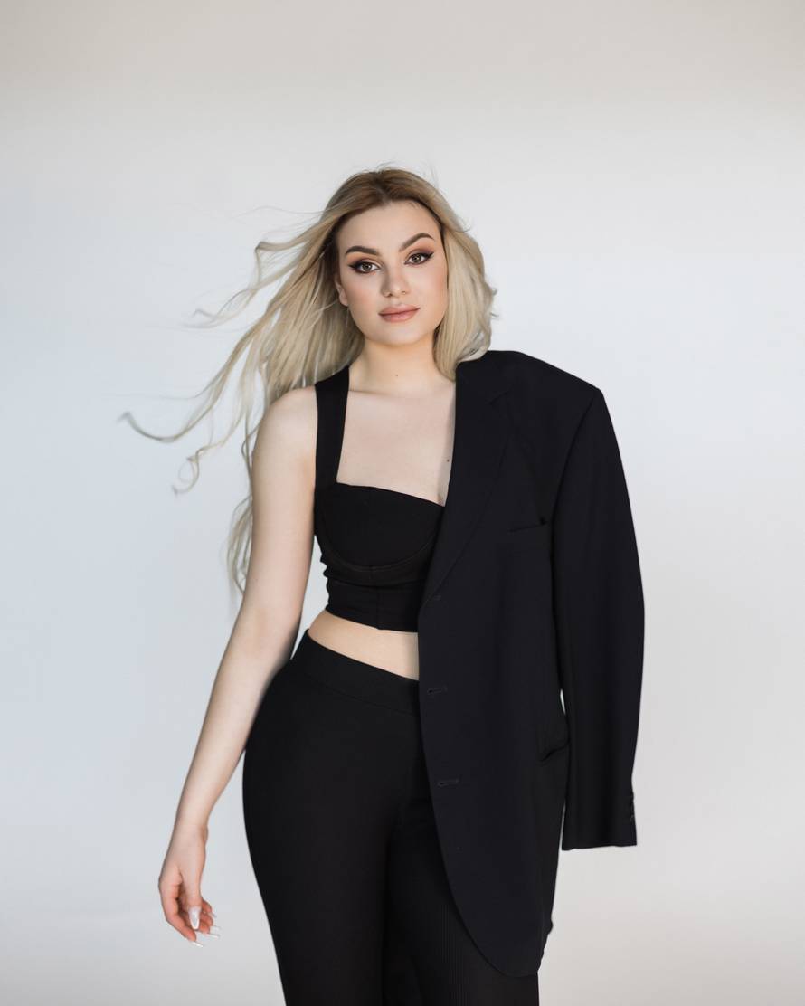 Beta Sudar u najglamuroznijem dosad izdanju predstavlja novi hit: 'Osinjak' je moćna balada