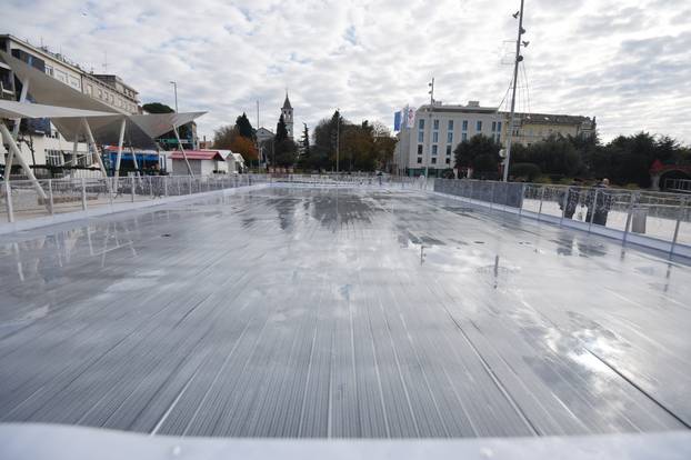 Šibenik: Zapo?eo proces zale?ivanja plohe klizališta