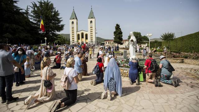 Hodočasnici u Hodnji mira u Međugorju povodom 40. obljetnice ukazanja Gospe