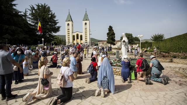 Hodočasnici u Hodnji mira u Međugorju povodom 40. obljetnice ukazanja Gospe