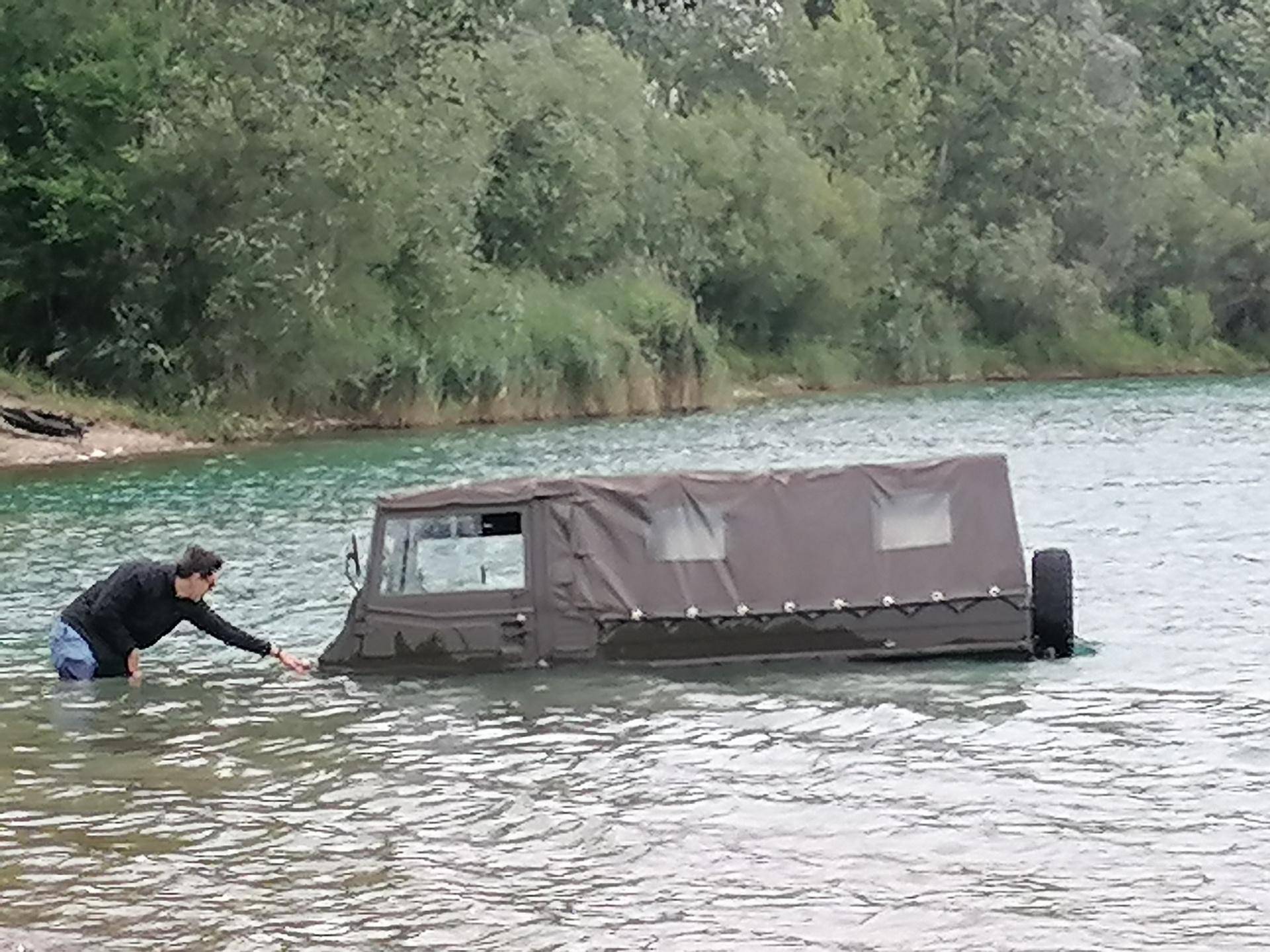 A je to kraj jezera! Isprobavao kamion i zapeo u šljunku i vodi