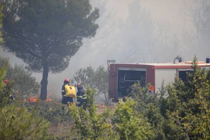 FOTO Velika borba za kuće kod Skradina, sve snage na terenu. Evo kako sad izgleda požarište