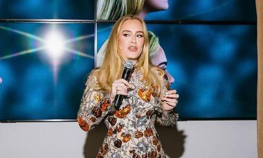 Adele zaintrigirala obožavatelje novom objavom: 'Toliko toga dolazi u 2022., uzbuđena sam!'