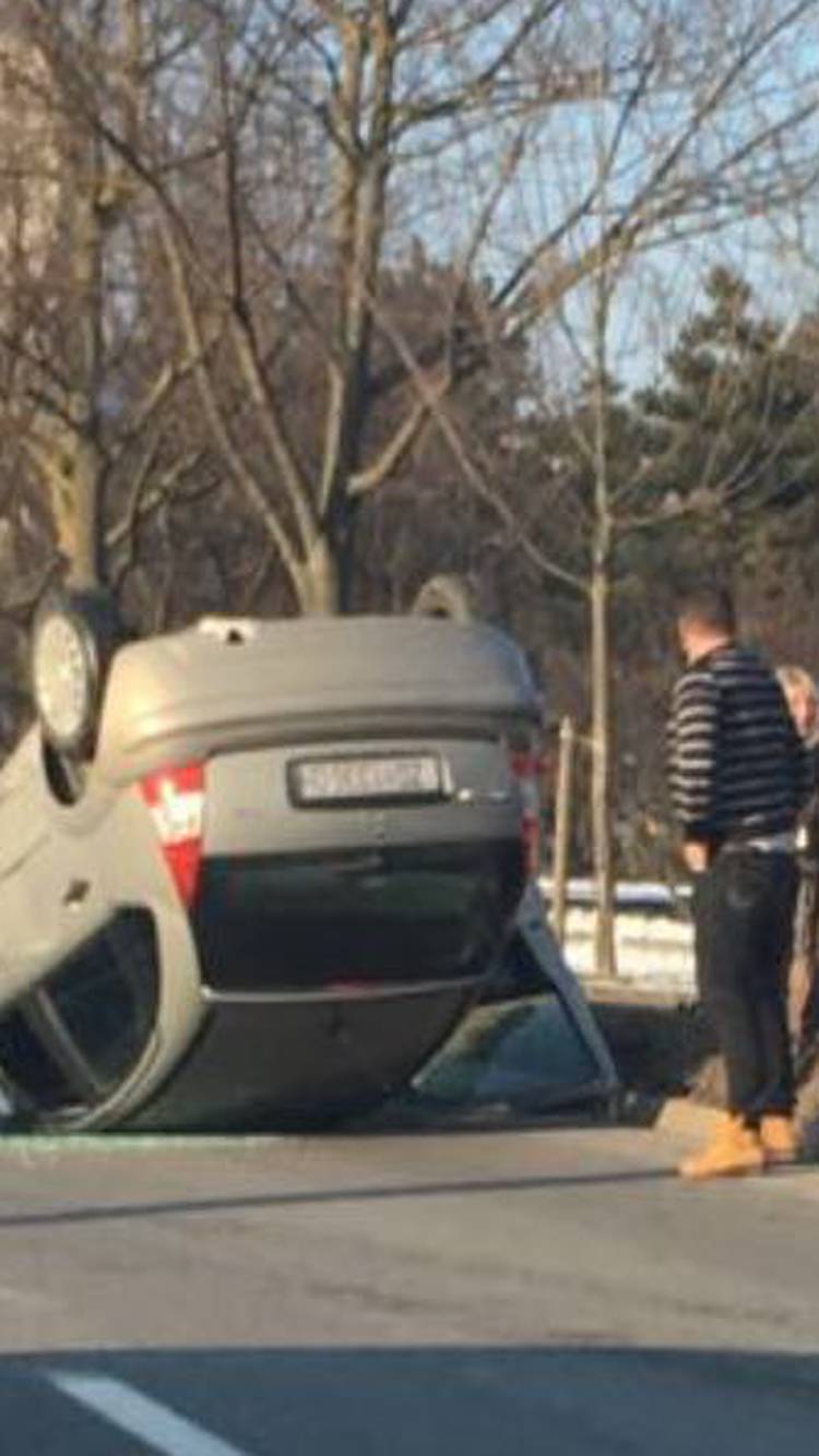 Strašan prizor na Držićevoj: U nesreći auto završio na krovu