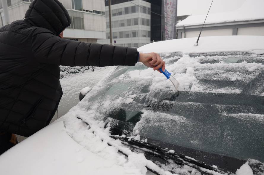 Kako izbjeći jutarnje struganje leda s auta? Karton, čarape...