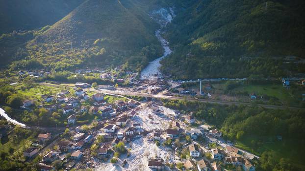 Pogled iz zraka na mjesto Donje Jablanica i kamenolom iz kojeg je krenula lavina kamenja zajedno s bujicom