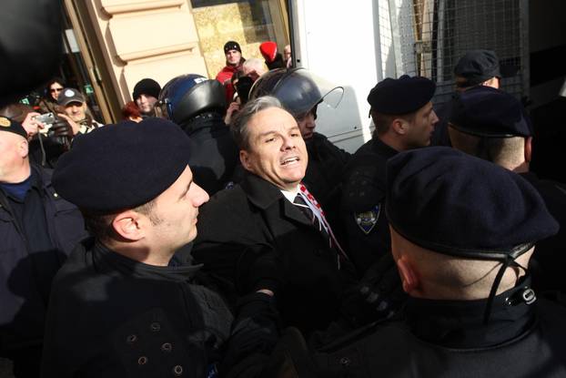 ARHIVA: Zagreb: Na prosvjedu protiv EU policija grubo privela nekolicinu prosvjednika