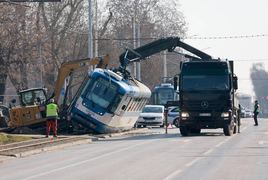 Nesreća u Osijeku, bager udario u tramvaj i prevrnuo ga