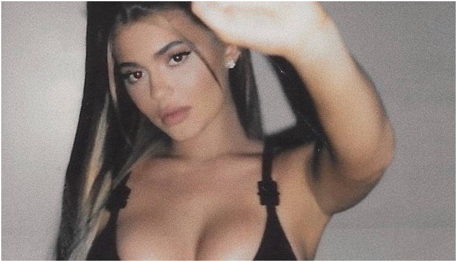 Kylie Jenner pozirala u badiću: Pokazala dekolte i trbušnjake...