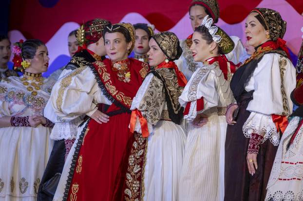 Županja: U sklopu 59. Šokačkog sijela održana Revija narodnih nošnji zlatara