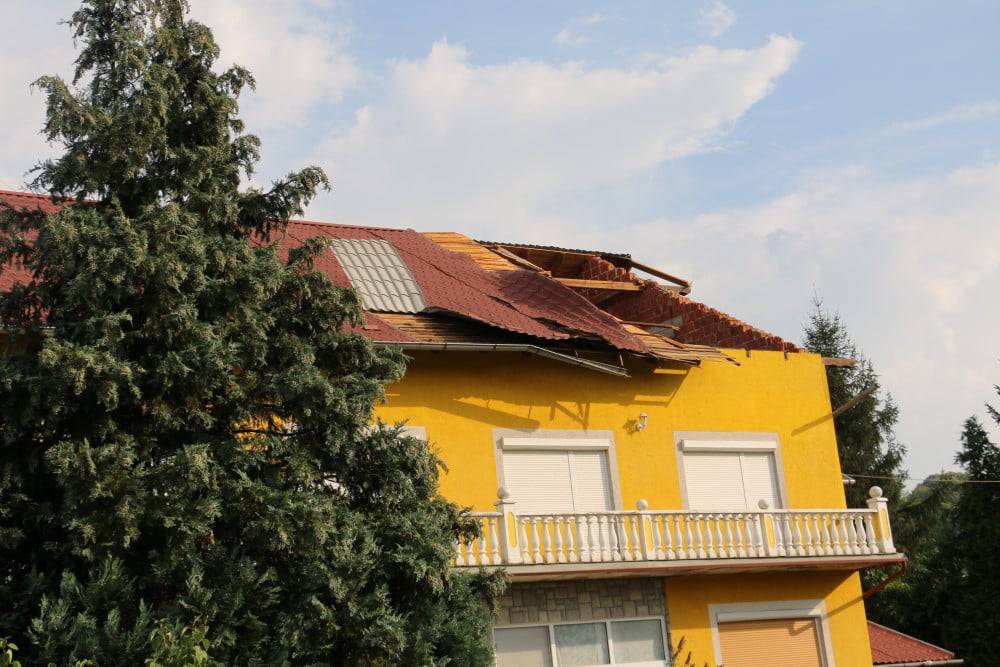 FOTO Olujni vjetar u Orahovici izazvao kaos: 'Mislili smo da je grom, pa shvatili da nosi krov'
