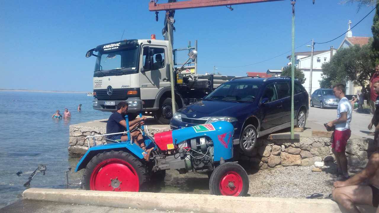Zaboravio je podignuti ručnu: Udario Renaultom u traktor