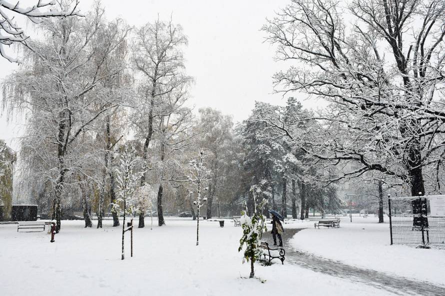 Sisak: Snijeg koji pada cijelo prijepodne zabijelio grad