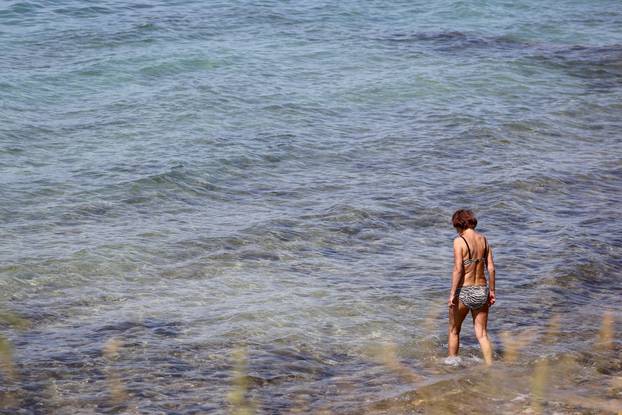 Zadar: Visoke temperature u Zadru, građani potražili osvježenje na plaži
