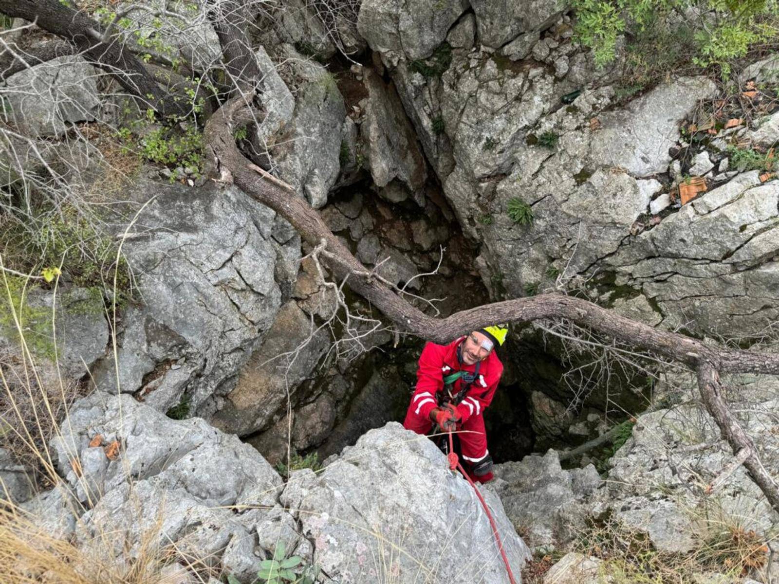 Splitski HGSS-ovci spasili psa iz jame duboke 40 metara, bio je zato?en duže vrijeme