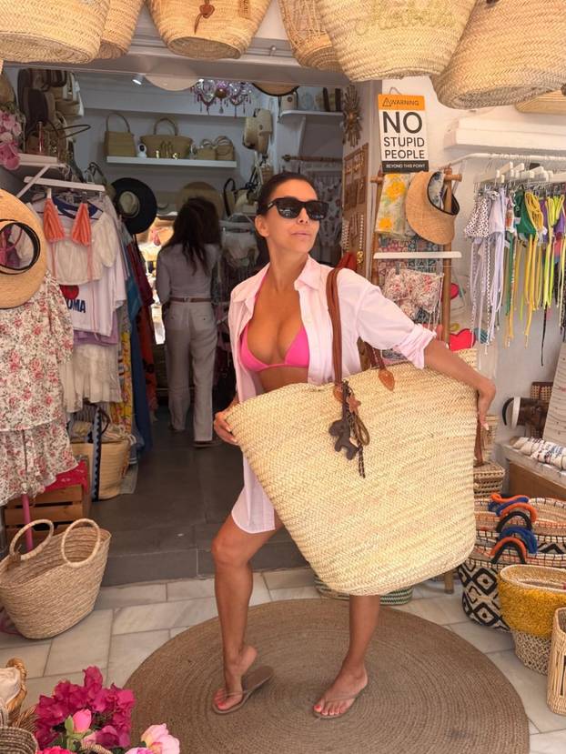 FOTO Druga boja bikinija, isti učinak: Eva Longoria na plaži pipkala svoje zanosne obline