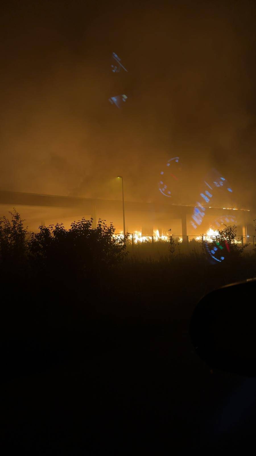 Galerija snimki i fotografija: Ovako je gorjelo na Jakuševcu! Vatru je gasilo 19 vatrogasaca