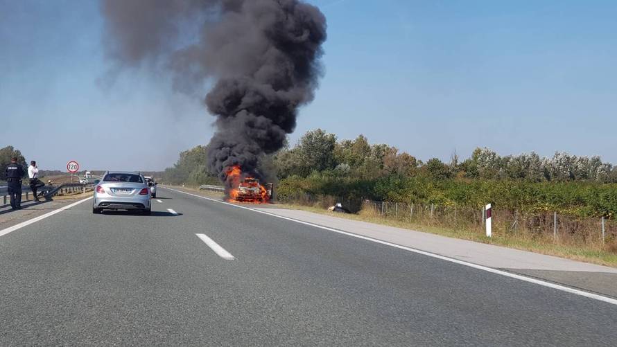 'Vozač je u nevjerici promatrao kako mu vatra guta automobil'