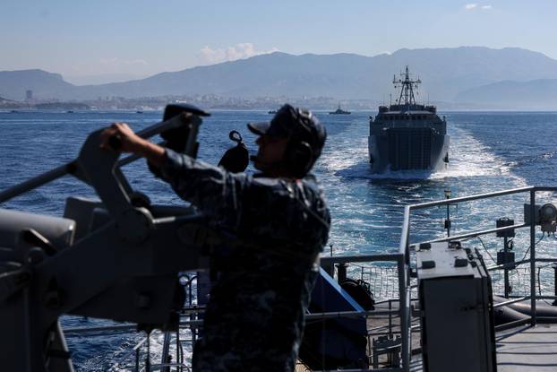 Split: Vježba Hrvatske ratne mornarice za vojni mimoplov