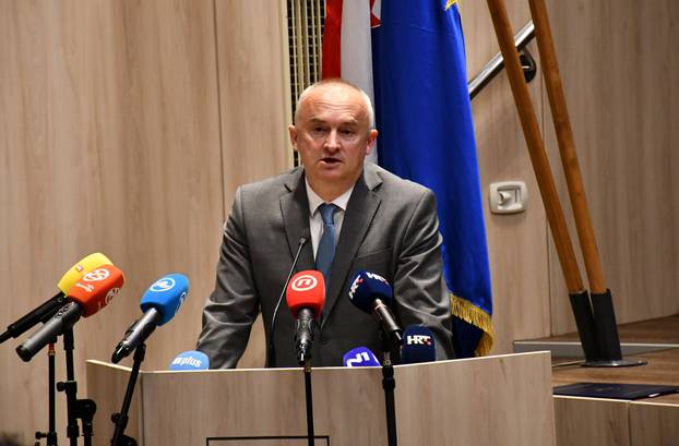 FOTO Pogledajte kako policija privodi gradonačelnika Grgića u prostorije USKOK-a u Osijeku