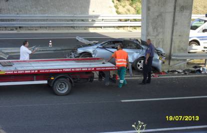 Peugeot se zabio u ogradu, dvoje djece teško ozlijeđeno