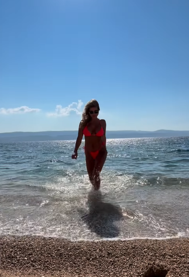 FOTO Mama Renata ne odustaje od ljeta! Pokazala je osunčanu guzu u mini neonskom bikiniju