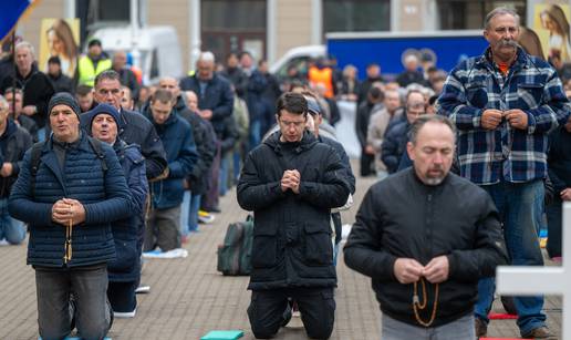 FOTO U Zagrebu opet molitelji i prosvjednici na glavnom trgu