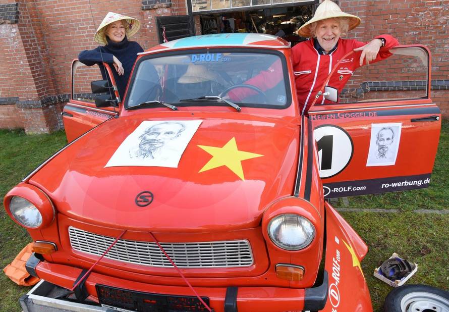Drehorgel-Rolf prepares trip to Vietnam with Trabi