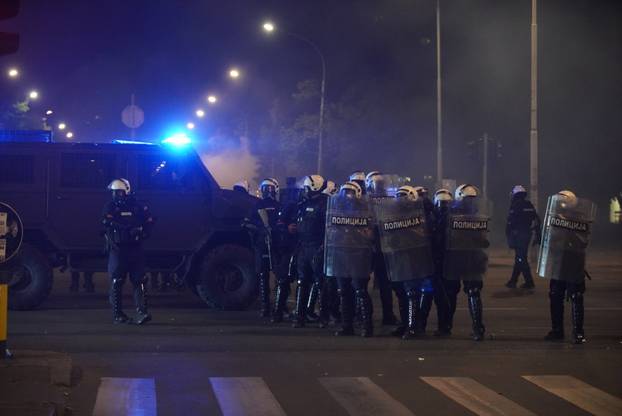 Policija i vojska suzavcima rastjerala okupljene prosvjednike u Novom Beogradu