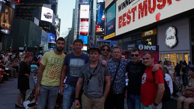 Time Square plesao u ritmu tamburice Bosutskih bećara