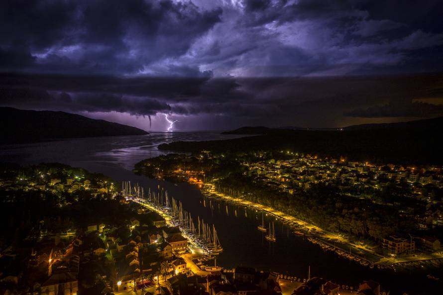 Nevera ga nije omela: Snimio je pijavicu i munju u Starom Gradu