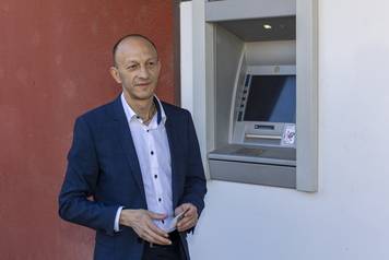 Li&ccaron;ki Osik: &Zcaron;upan Petry sve&ccaron;ano otvorio bankomat